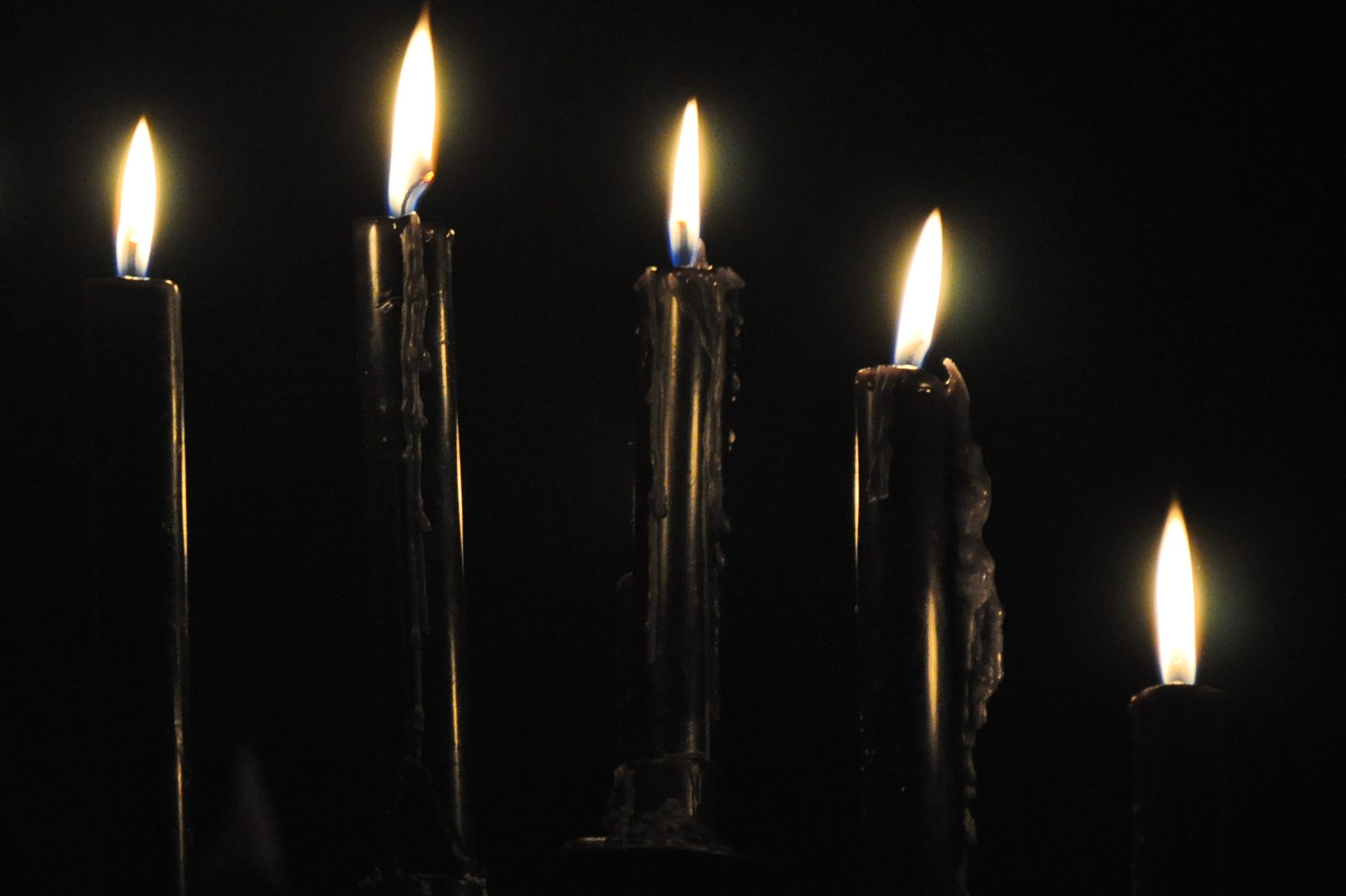 Песня черная свеча. Свеча черная. Красивые черные свечи. Черные свечи магия. Свечи черные восковые.